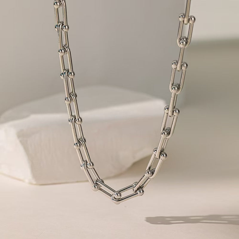 Titanium Steel 18K Gold U-shaped Vachette Clasp Necklace